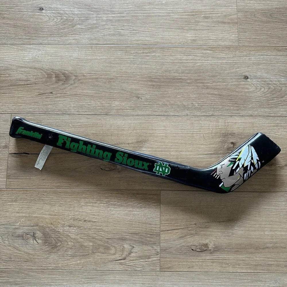 VINTAGE UND Fighting Sioux North Dakota Kids Floor Hockey Stick Collectible Soft